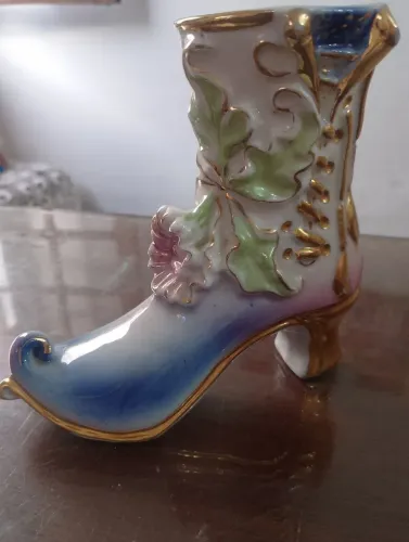 Linda floreira de porcelana (coloque a caneta big como.parametro de medida)