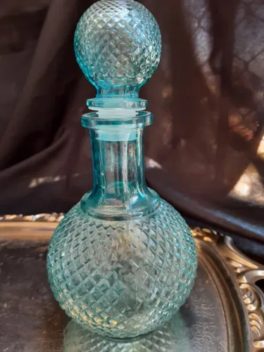Garrafa vintage em vidro azul bico-de-jaca