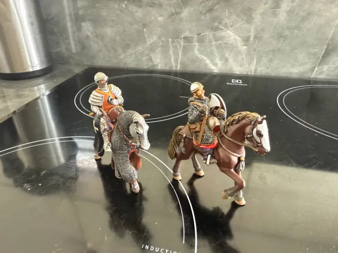 Cavaleiros medievais de metal