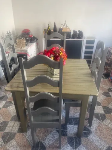 Mesa de Jantar em Madeira - 4 cadeiras