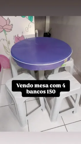 Mesa + 4 bancos + toalha de mesa