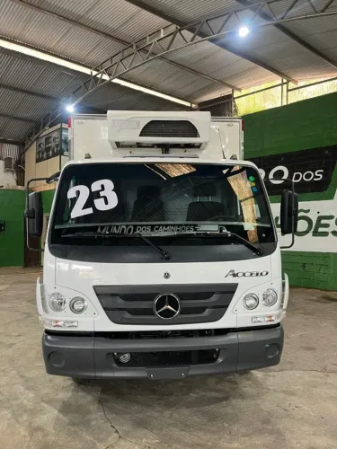Caminhão Mercedes-Benz Accelo 815 ano 2023 baú refrigerado 