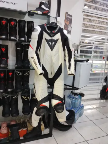 Macacão Dainese 54 Laguna seca evo uma peça impecável