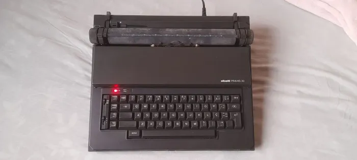 Máquina de escrever eletrica Olivetti Praxis 20