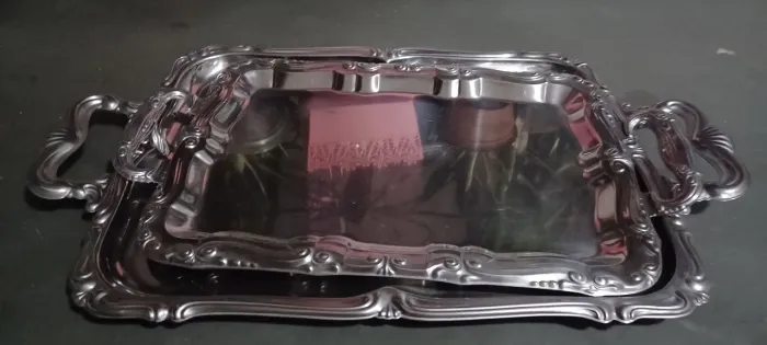 Bandeja de Metal Prata com Detalhes (as duas)