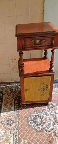 Criado mudo antigo em madeira.