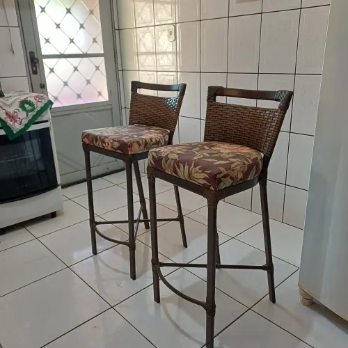 Par de Banquetas de Madeira com Assento Estofado