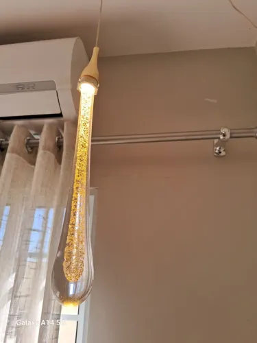 Luminária de gota com glitter dourado