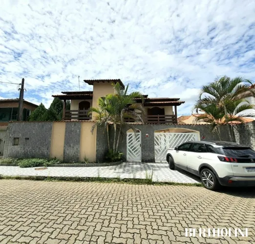 Espaçosa casa de alto padrão de 3 suítes à 400 metros do Centro de Porto Real-RJ
