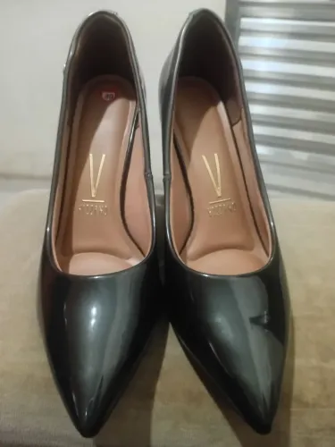 Vende - se um sapato usado uma única vez