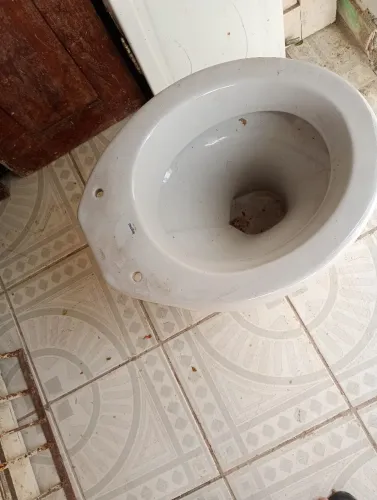 Vendo uma bacia de banheiro simples nova preço 150 falar com Josafá *27