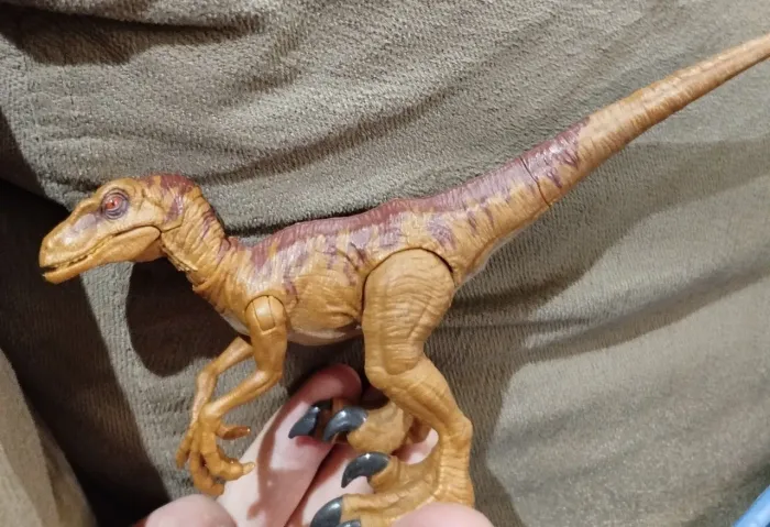 Velociraptor marrom Jurassic world