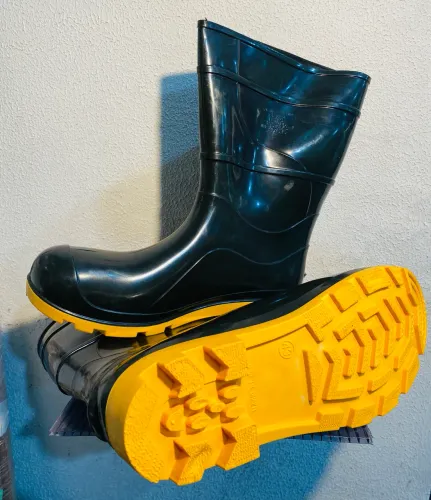 Bota botina PVC cano médio s/forro cor preto tamanho 37 ao 43