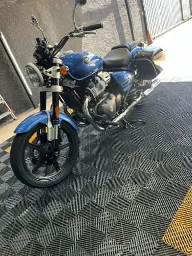 Royal Enfield Supermeteor Astral Blue 2025 com acessórios