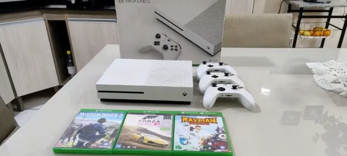 Xbox One S 1TB 3 Controles 3 Jogos
