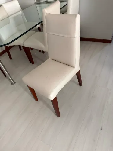 Cadeira com estofado sintético off white
