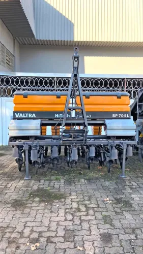 Plantadora Valtra Hitech Compact BP 704L 7 linhas pivotadas