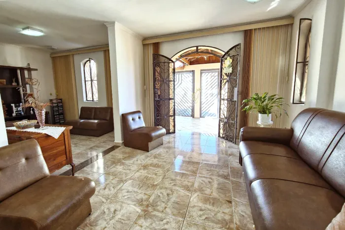 Sobrado para venda em Parada Inglesa com 6 quartos, sendo 2 suítes, 150m²