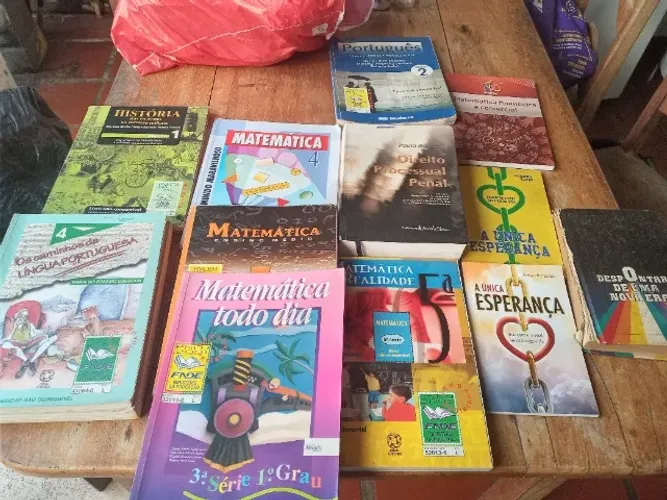 Estou Doando livros escolares e outros diversos