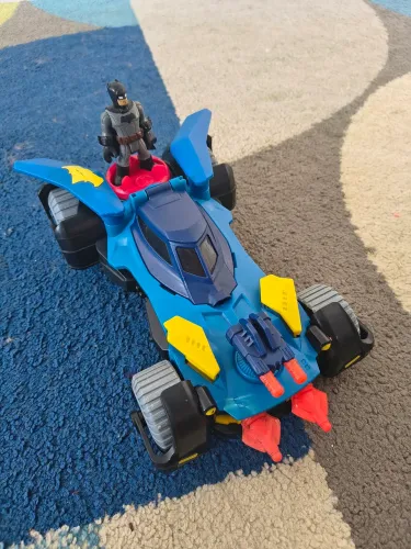 Carro do Batman com tiro de missel