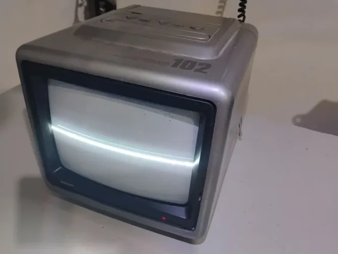 Tv antiga - retrô com defeito