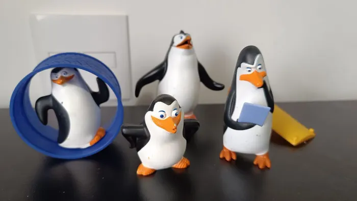 Pinguins de Madagascar - McLanche Feliz - 4 brinquedos.