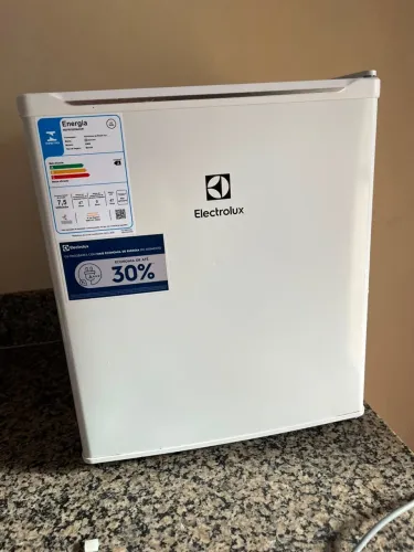 Vendo frigobar semi novo Eletrolux