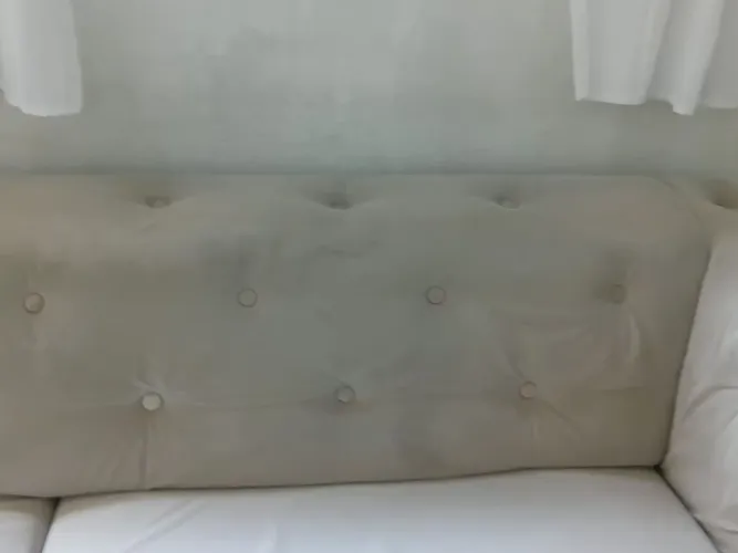 Sofá em capitonê, vendo ou troca por um menor