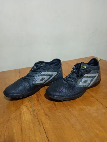 Chuteira Society Umbro Preta