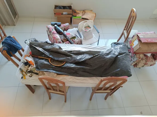 MESA COM 6 CADEIRAS MADEIRA MACIÇA E 2 PUFS E MESA DE CENTRO 