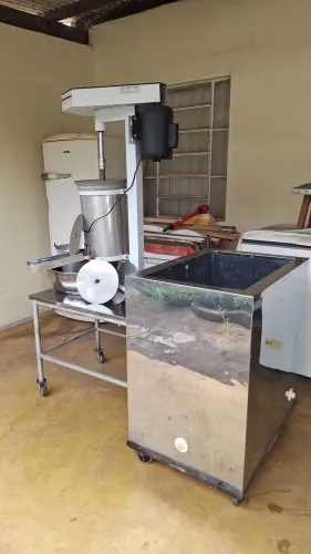 MAQUINA/DESPOLPADEIRA DE AÇAÍ E OUTRAS FRUTAS COMPLETA/NOVA .