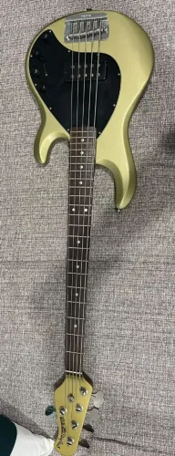 Baixo MusicMan StingRay 5 cordas