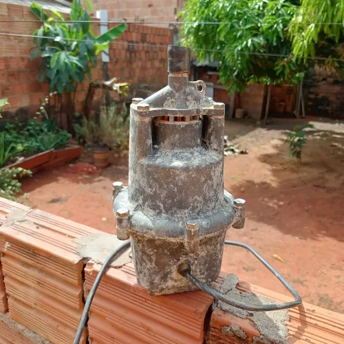 Vende-se bomba d'água por R$299,00 tens apenas 3 anos de uso, funcionando normalmente.