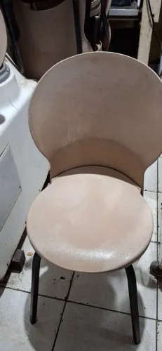 CADEIRAS DE PLÁSTICO COM AS PERNAS DE FERRO