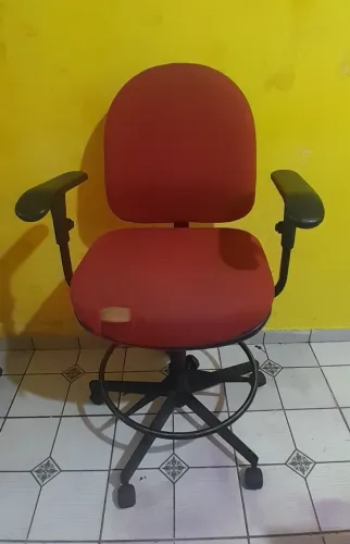 Cadeira Caixa Alta Vermelha Giratória com um