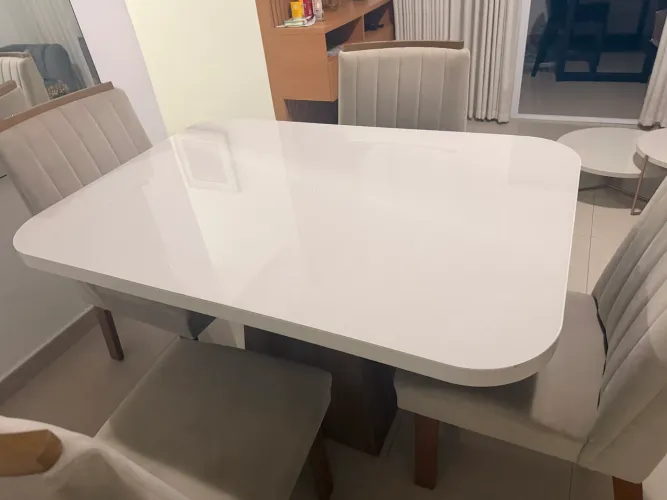 Mesa com 4 cadeiras novíssima 