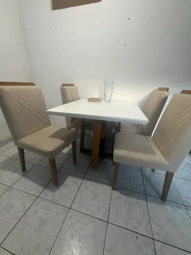 Mesa 100% MDF com 4 cadeiras com estofados 