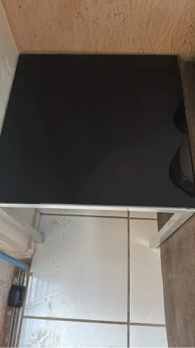 Mesa de centro com tampa de vidro