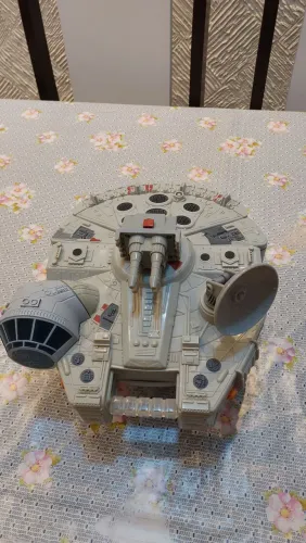 Millennium Falcon Hasbro R$200.00.