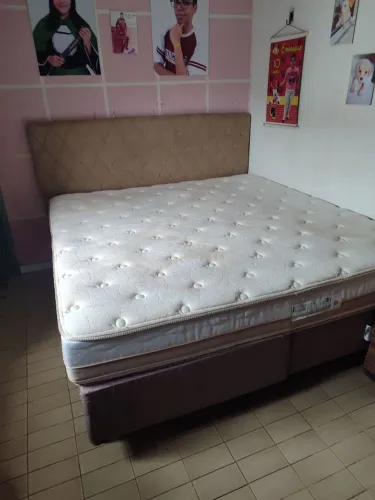 Vendo cama king ,bom estado,com cabeceira ,super confortável,1 ano de uso