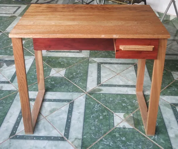 Vende-se mesa/escrivaninha de Estudo de madeira