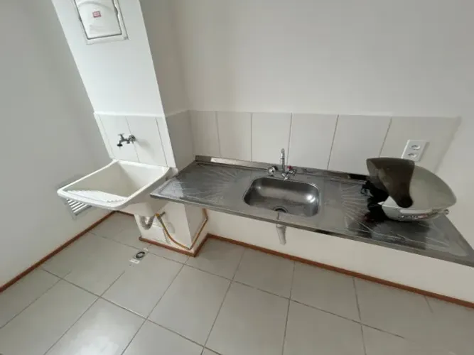 Aluga-se Apartamento 2 Quartos com Suíte.