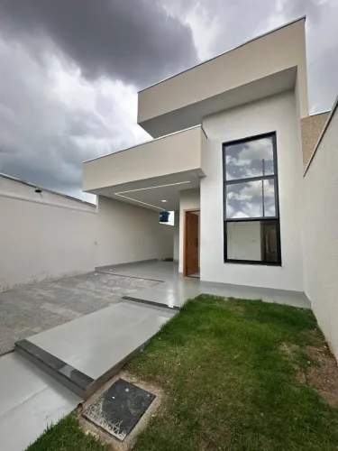 VENDO CASA COM QUINTAL NO BAIRRO POLOCENTRO EM ANAPOLIS