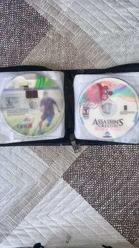 Xbox 360 funcionando, com a fonte original, dois controles e 30 jogos.