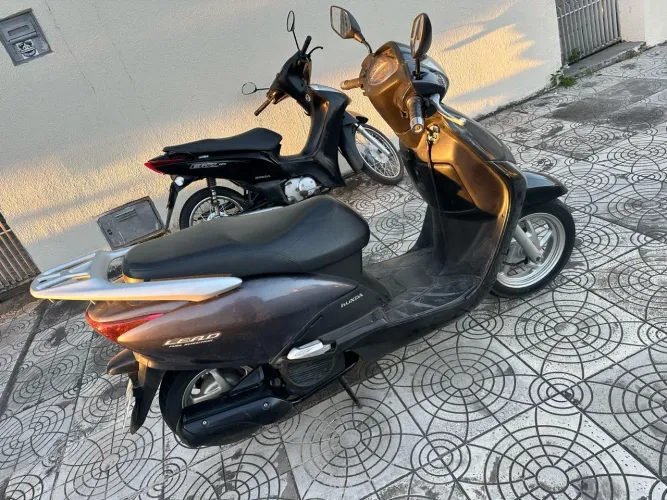 Moto impecável de mulher