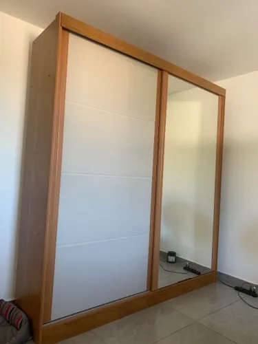 Guarda-roupa casal com espelho 