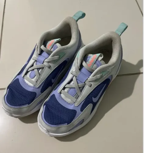 Tênis Nike lilás ! Calça 33, 34