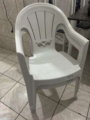 2 CADEIRAS DE PLÁSTICOS 60,00
