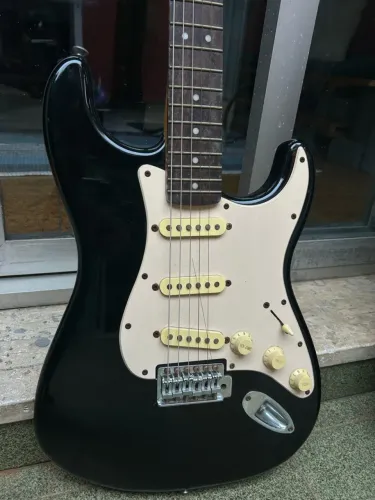 Guitarra Squier by Fender Stratocaster Affinity + Capa Ritter