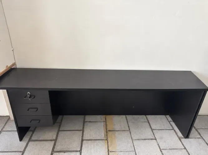 Mesa de escritório com 3 gavetas